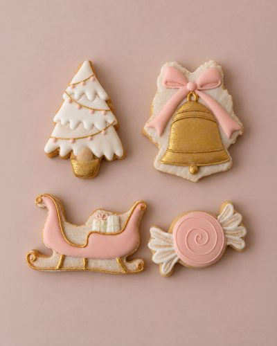 Biscuiți personalizați de Crăciun din colecția Christmas Blush, realizați cu unt și miere și decorați manual.
